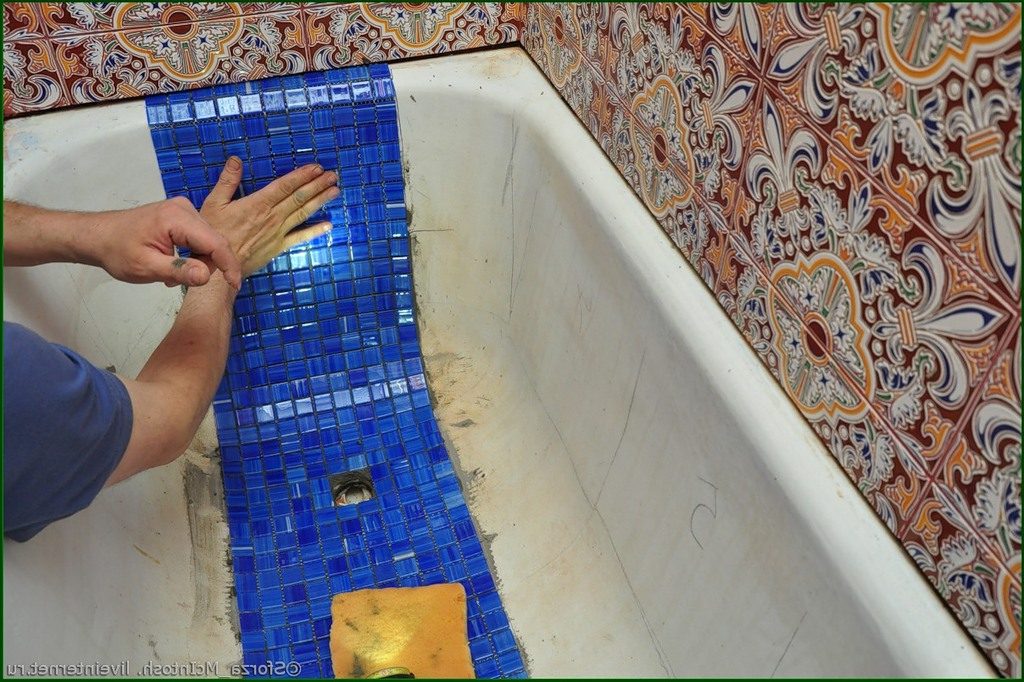 Каким клеем приклеить панели. Укладка мозаики. Укладка мозаики на стену. Клеящиеся панели в ванную. На что клеить мозаику в ванной.
