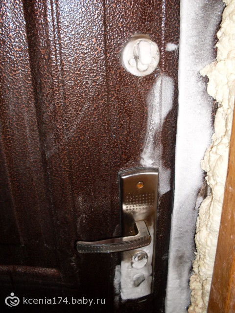 Промерзают двери в частном доме. Металлическая дверь промерзает. Обмерзает входная дверь. Обмерзает металлическая входная дверь. Железная дверь промерзает входная.