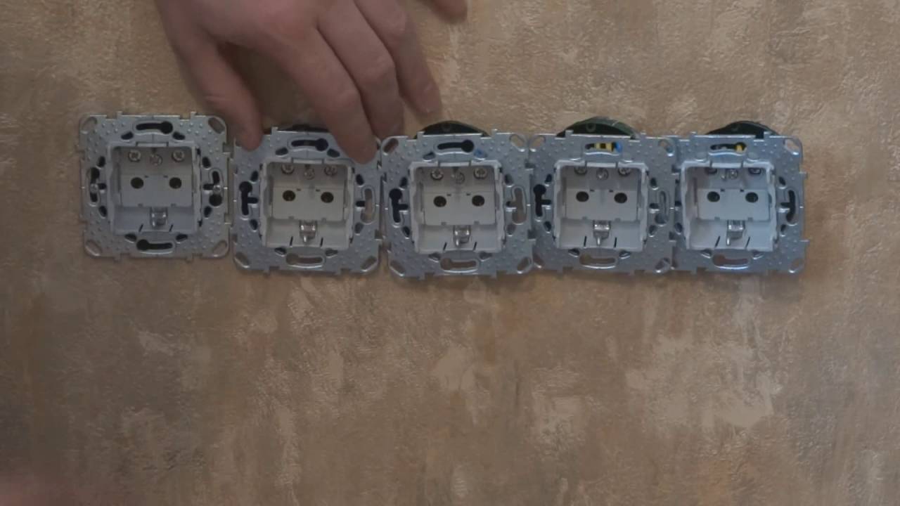 Как установить блок розеток в стену: особенности монтажа