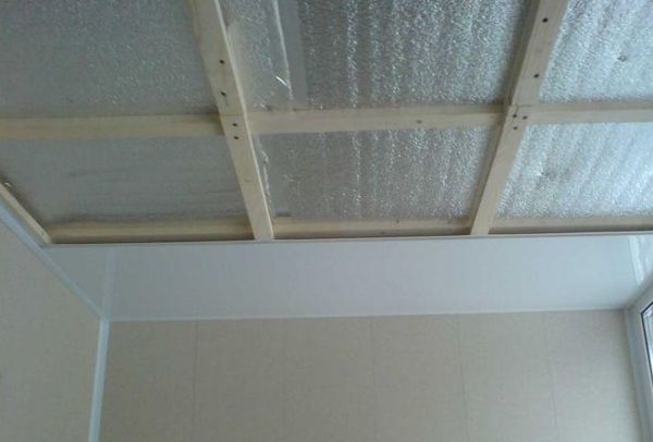 Обшивка потолка балкона пластиковыми панелями