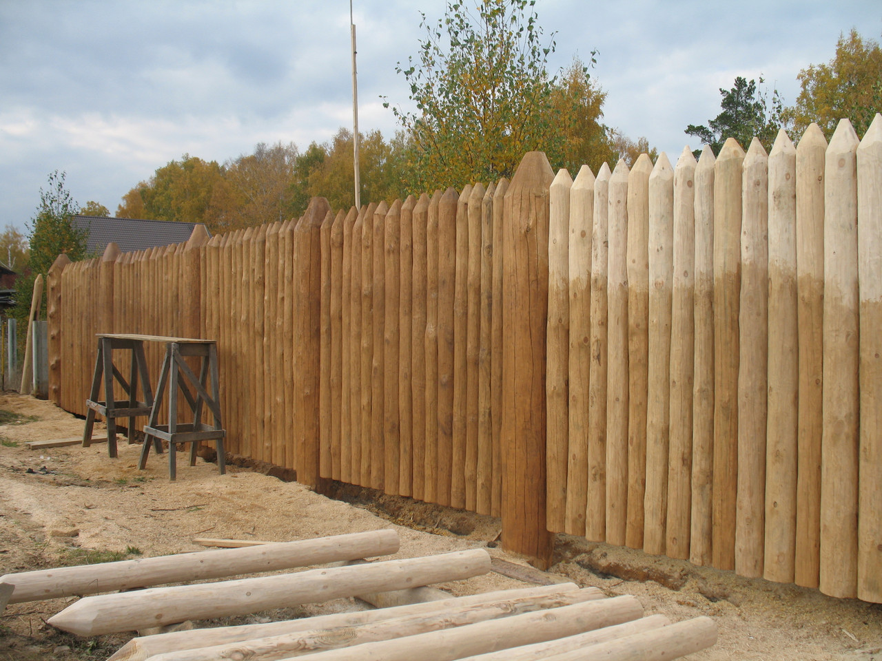Деревянный забор на металлических столбах своими руками фото
