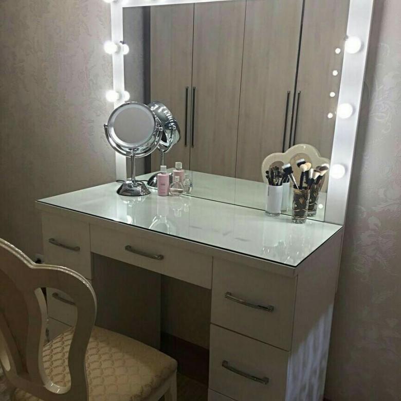 Туалетный (гримерный) столик с зеркалом и подсветкой