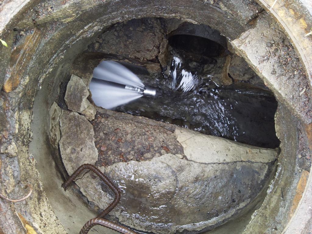 Вспомогательные приёмы для чистки канализационных колодцев