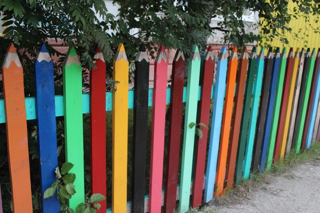 Покраска деревянного забора из штакетника двумя цветами
