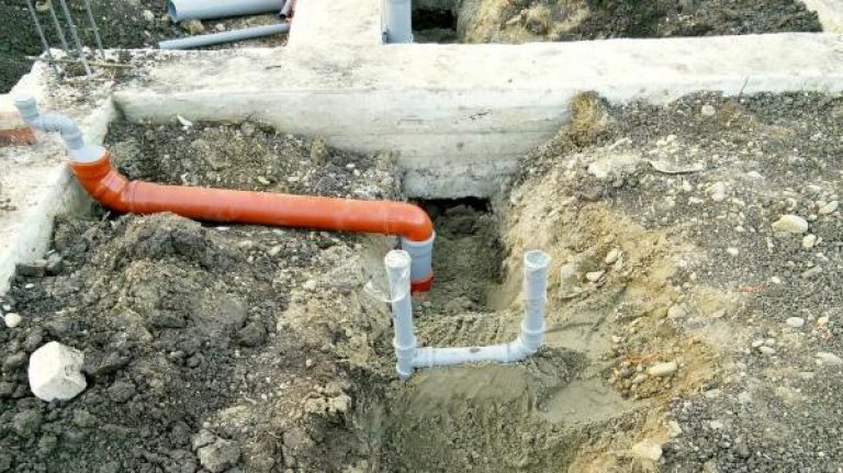 На какую глубину закапывать канализационную трубу в частном доме
