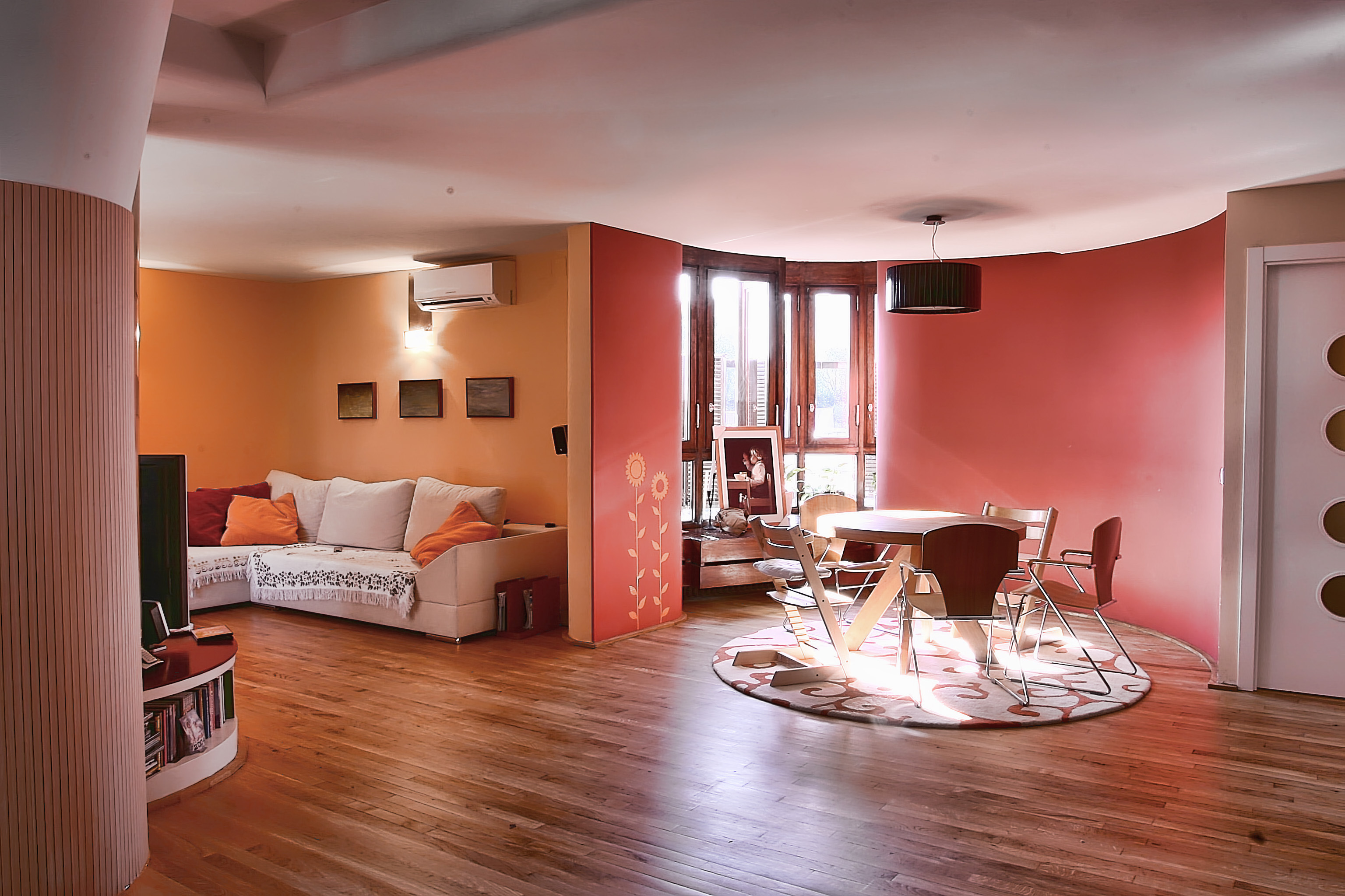 Комната которая просто есть. Красивая квартира. Интерьер жилой комнаты. Персиковый цвет стен в интерьере. Дизайн квартиры.