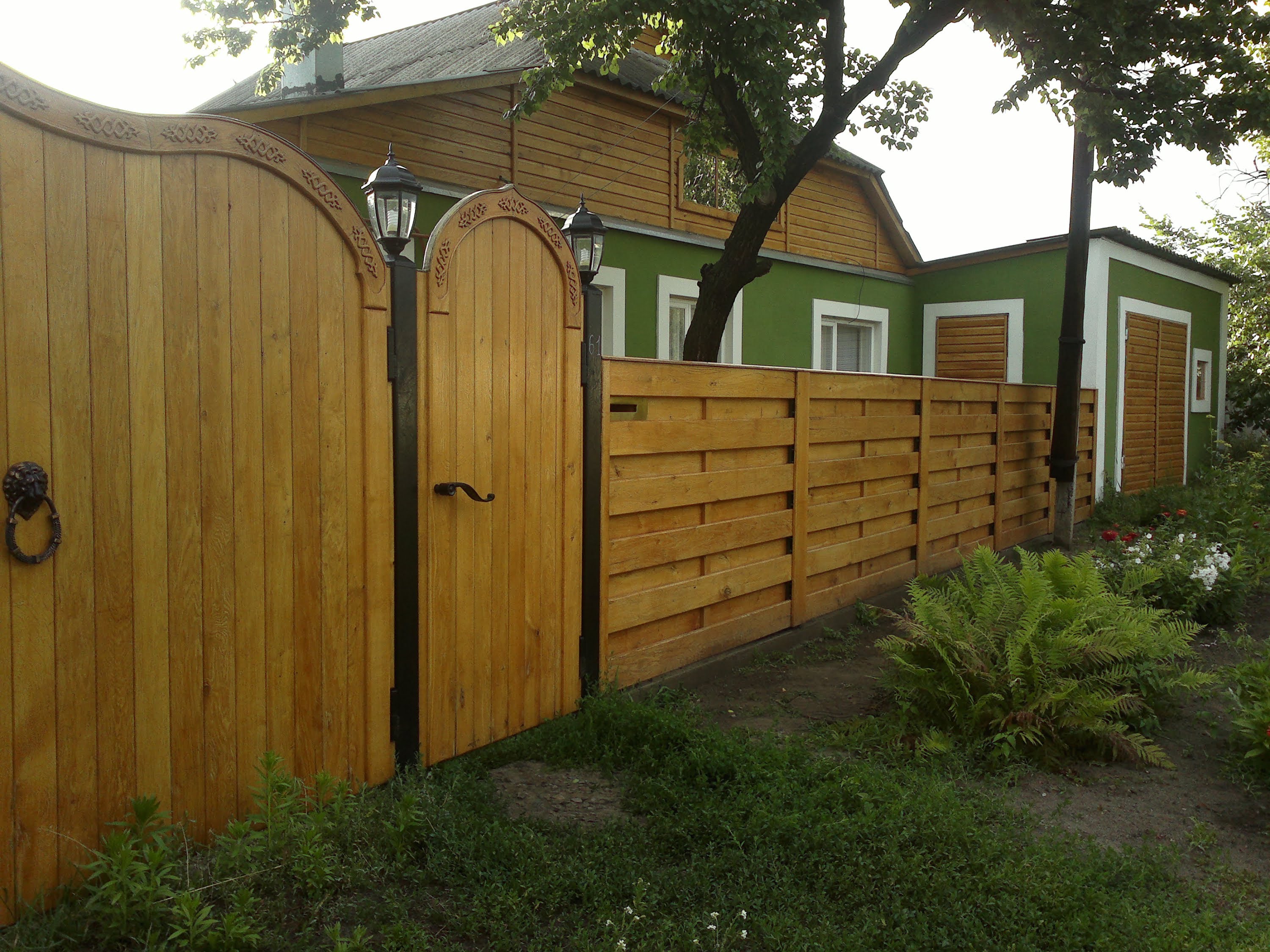 Сделать забор на даче цена. Забор из импрегнированной доски. Красивый деревянный забор. Красивые заборы из дерева. Забор дачный деревянный.