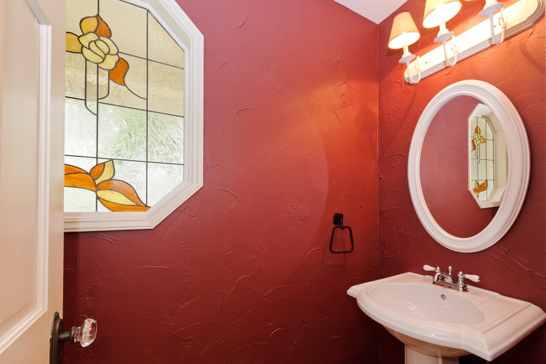Чем покрасить стены в ванной вместо плитки