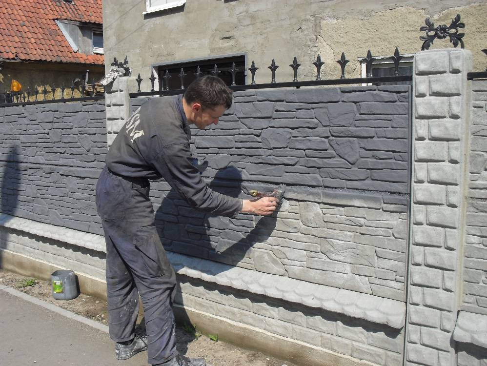 Сколько стоит покраска забора. Крашенный бетонный забор. Покраска бетонного забора. Покрасить бетонный забор. Еврозабор бетонный крашеный.