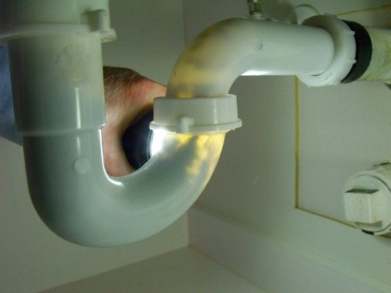 Почему появляется неприятный запах канализации в ванной
