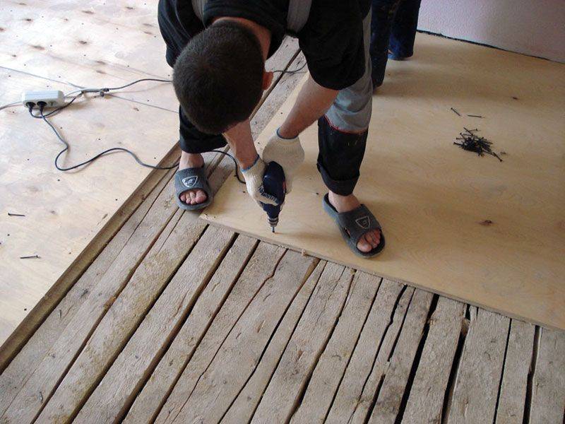 Как правильно положить фанеру на деревянный пол