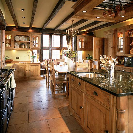 Особенности отделки интерьера кухни деревянного дома