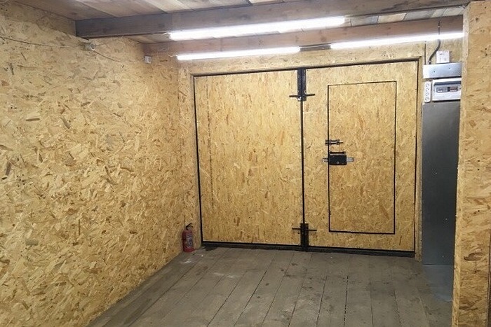 Самостоятельная обшивка гаража панелями ОСБ — правила внутренней отделки