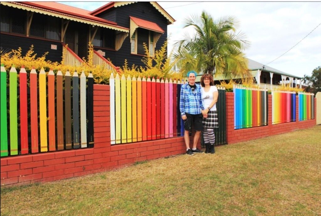 В какой цвет красить забор на даче фото