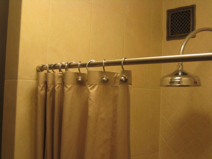 Штанга (карниз) для шторы в ванной