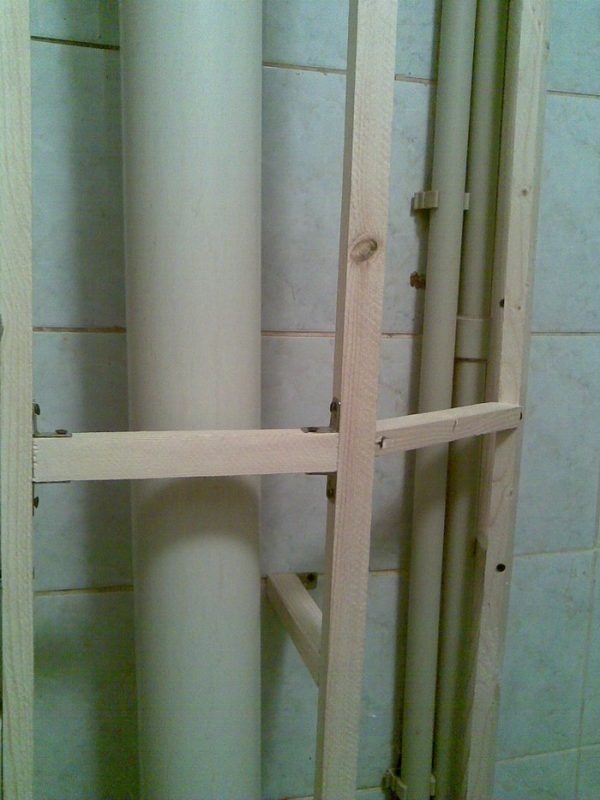 Как спрятать канализационную трубу в туалете