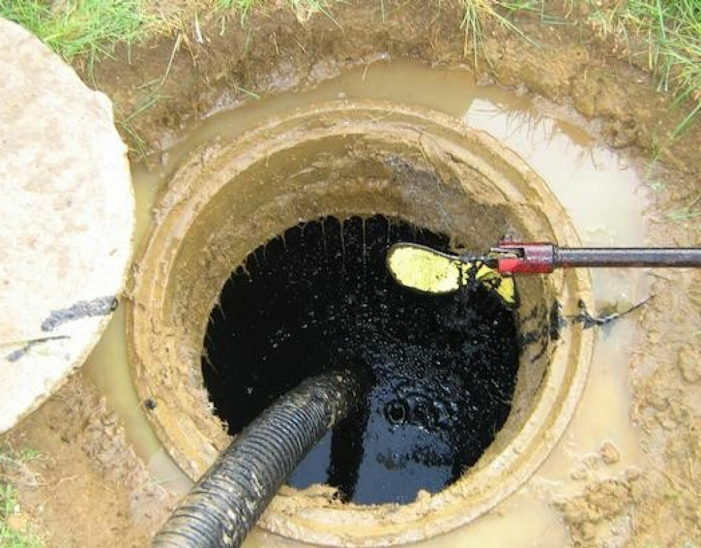 Как легко и просто очистить выгребную яму без откачки