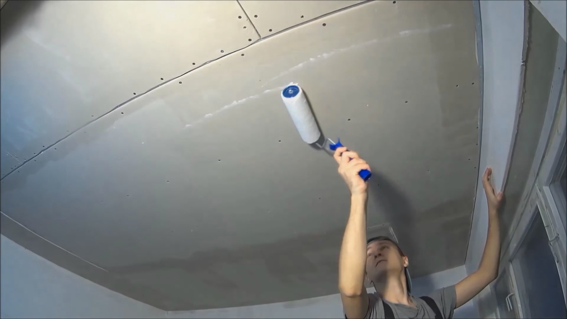 Как грунтовать потолок перед покраской своими руками
