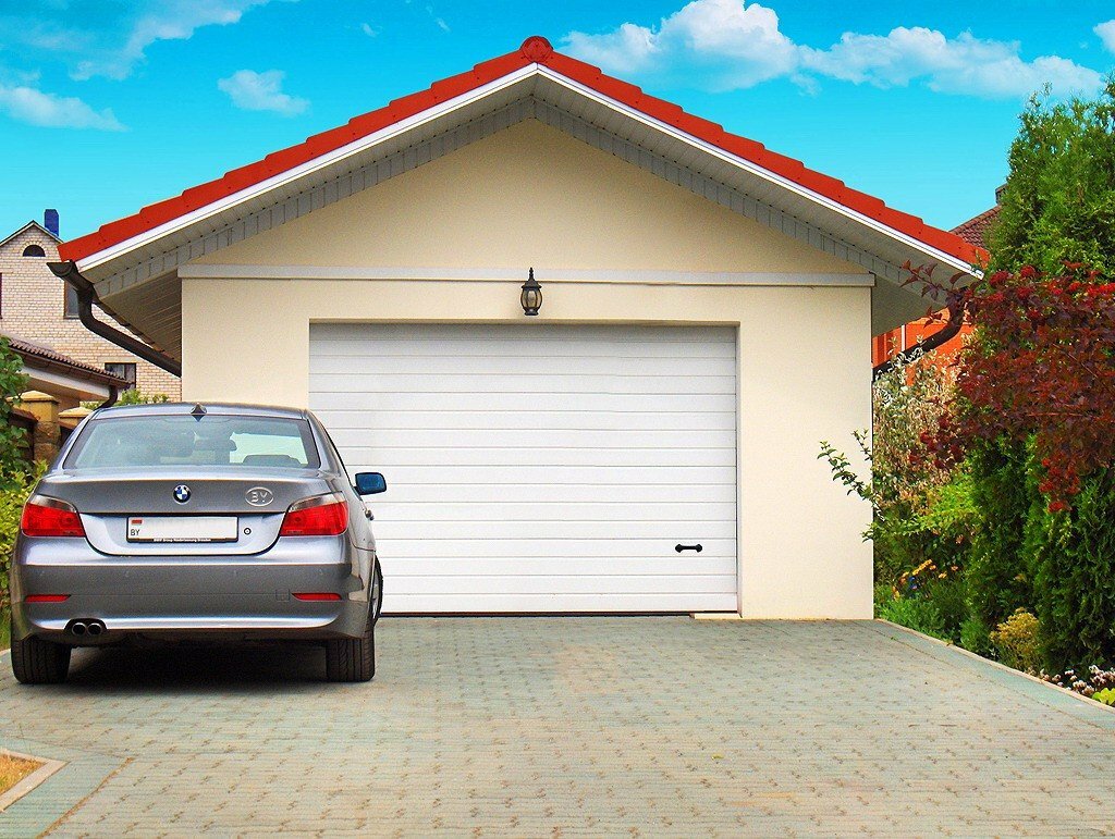 Постройка гаража вместе с домом или отдельно — что выбрать
