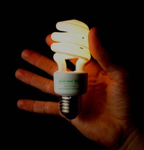 Почему мигает энергосберегающая лампа при выключенном свете