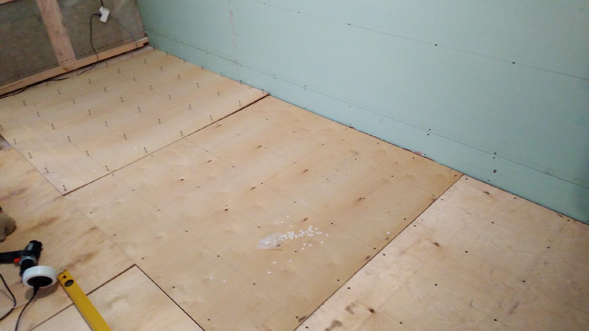 Как правильно положить фанеру на деревянный пол