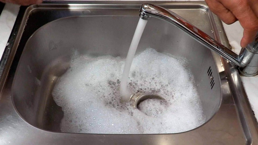 Как растворить отложения жира в трубах канализации